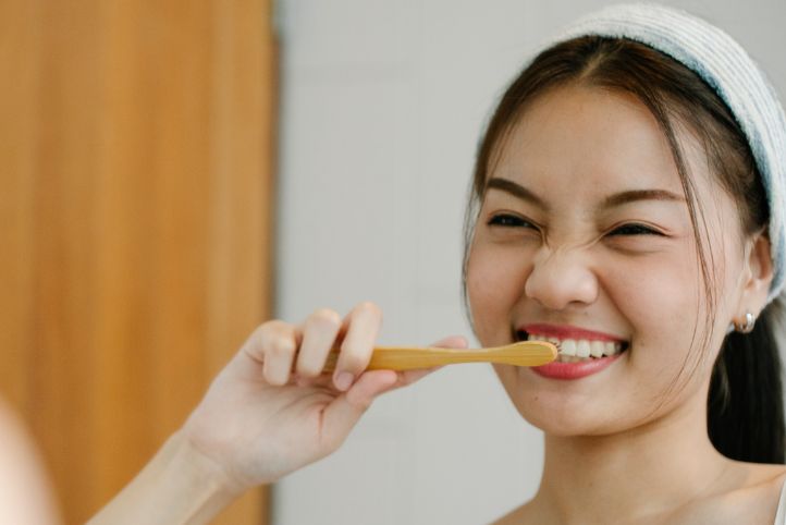 brushing after whitening strips