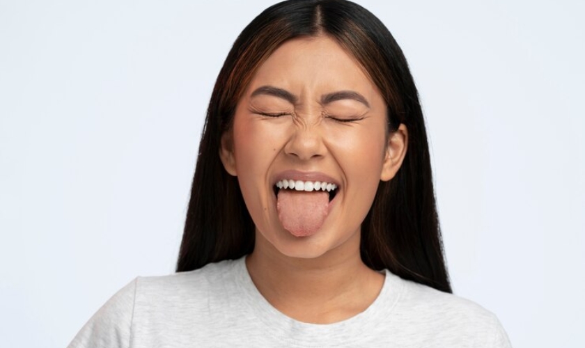 what causes dark spots on the tongue