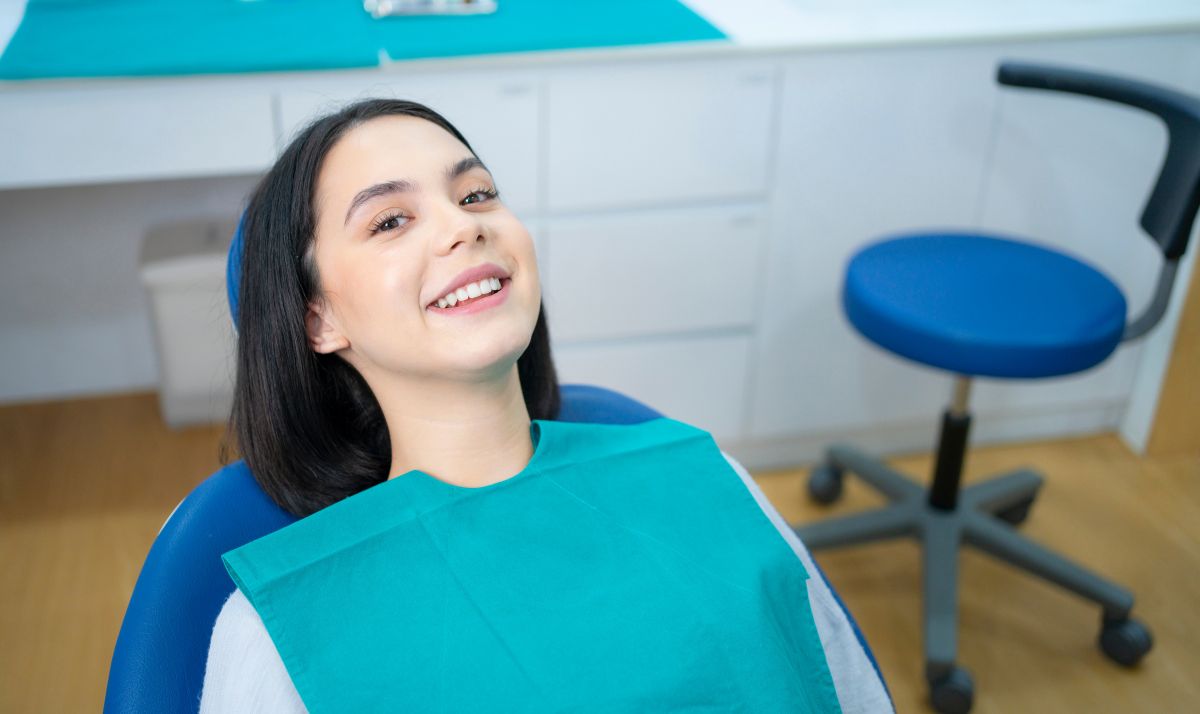woman patient after kör whitening treatment to brighten deep stains